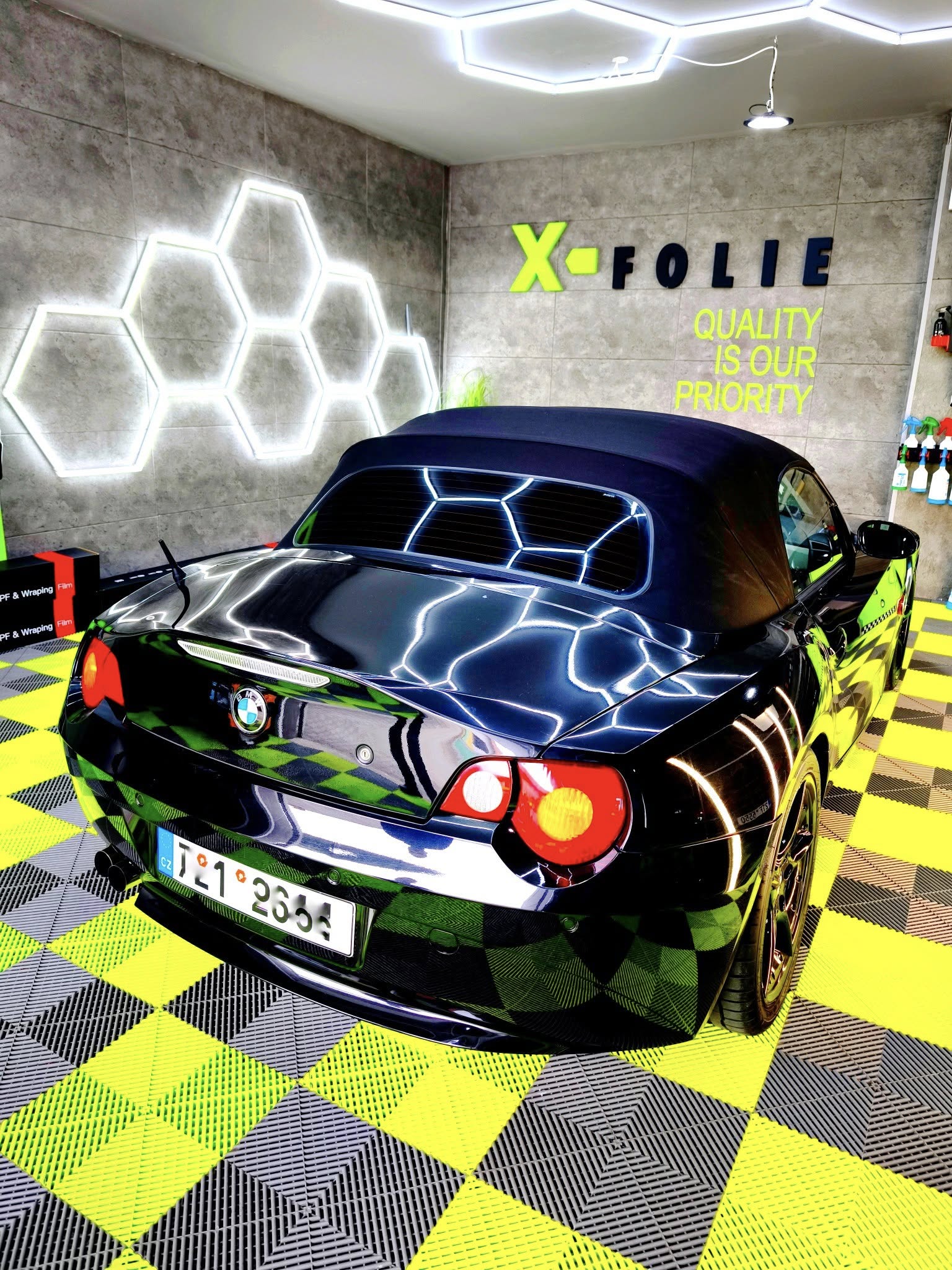 Instalace fólie na bílém sportovním autě