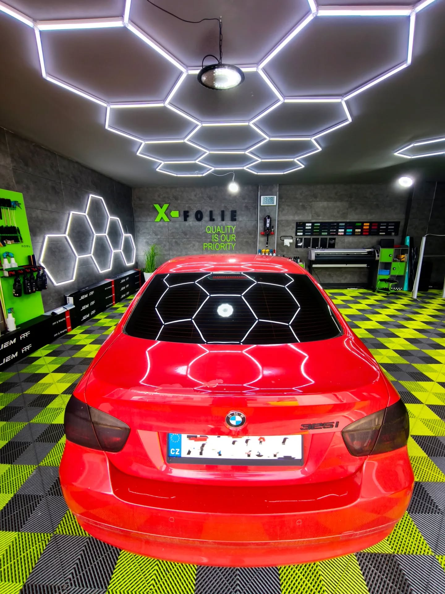 Instalace fólie na červeném Ferrari