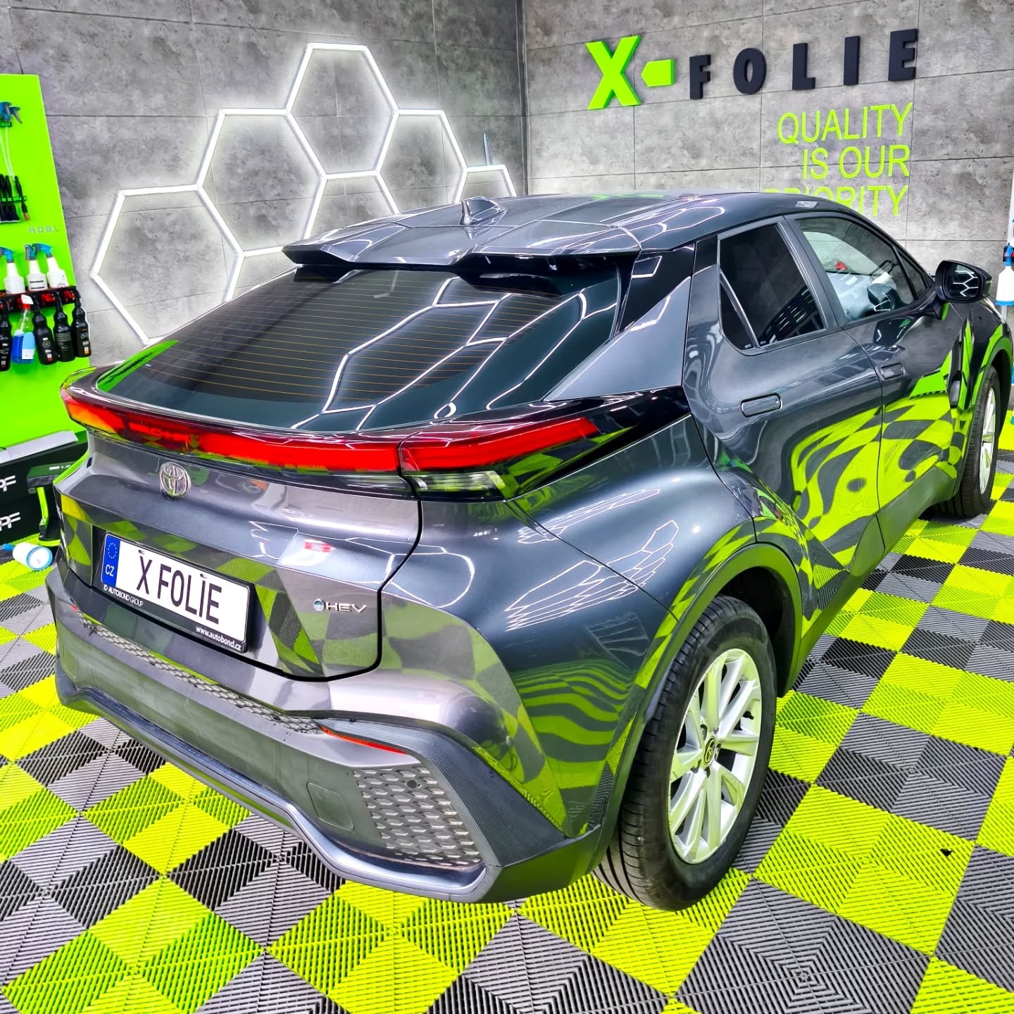 Instalace fólie na černém SUV