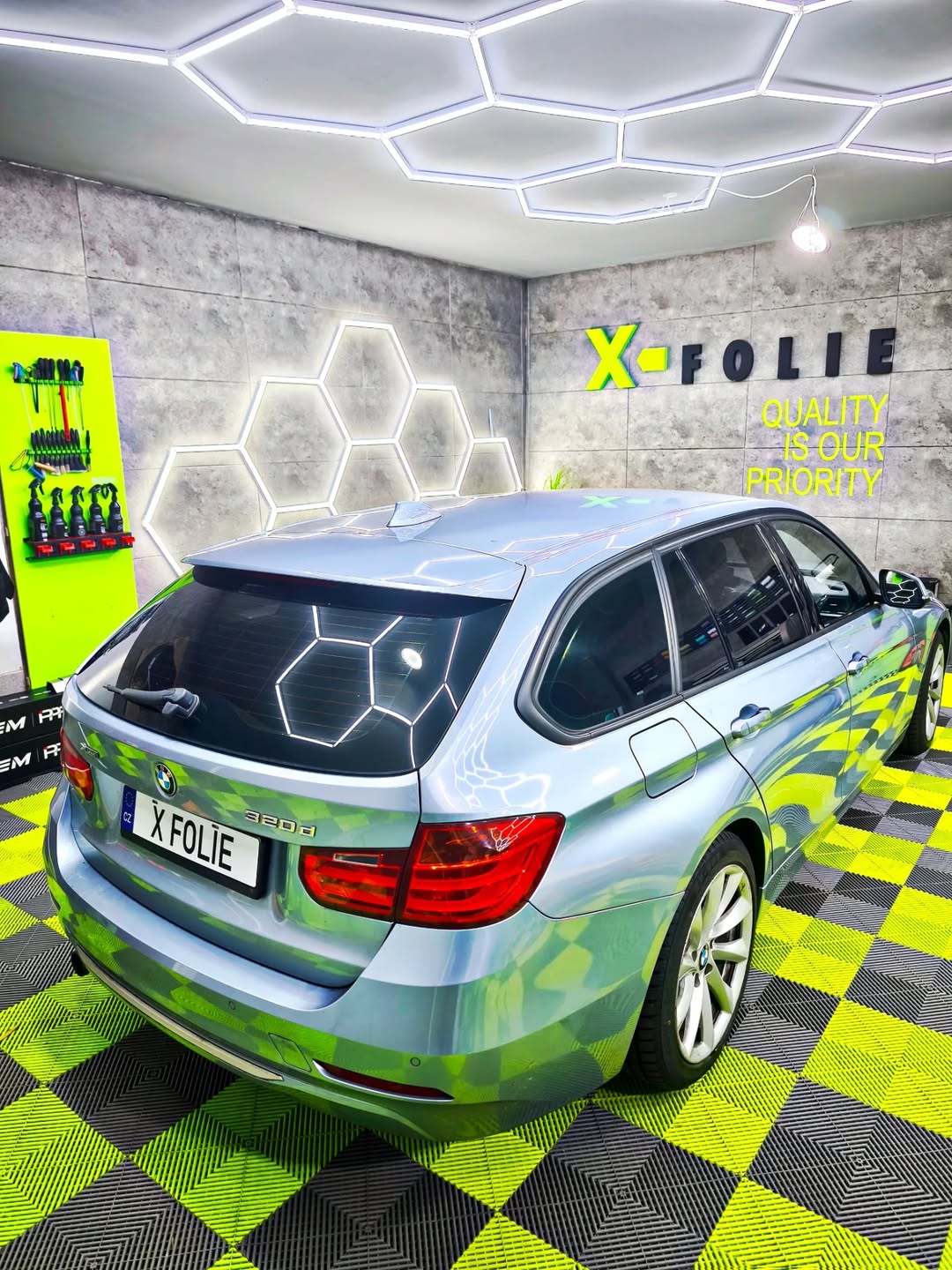 Instalace fólie na černém SUV