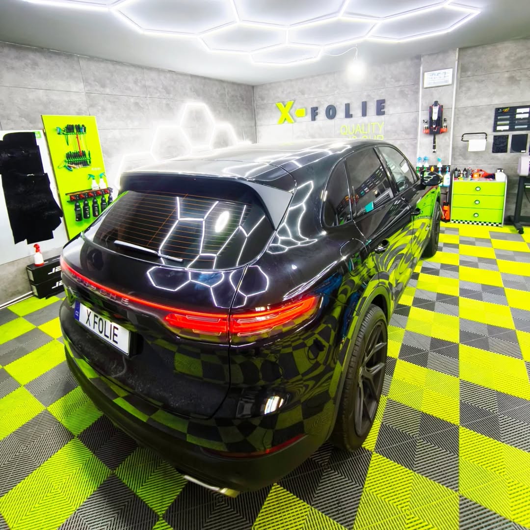 Instalace fólie na černém SUV