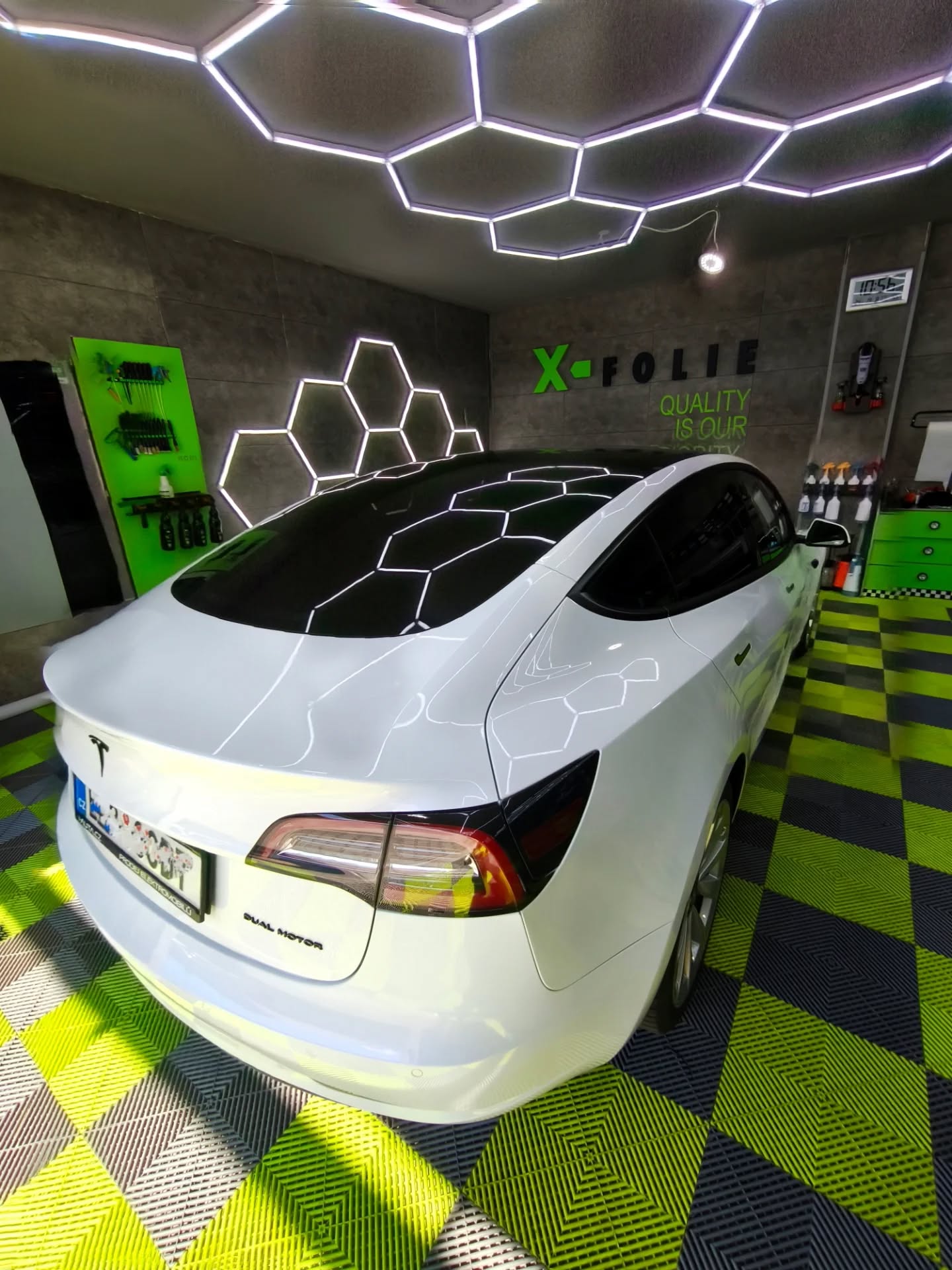 Instalace fólie na černém SUV
